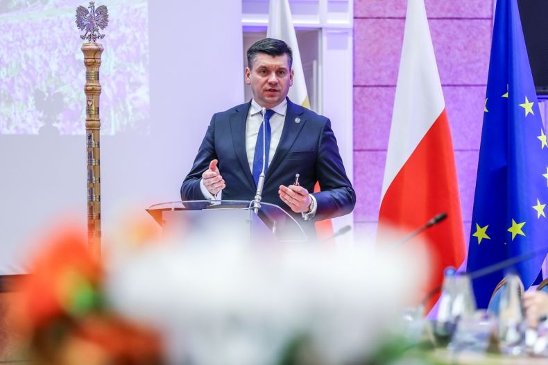 Marszałek Łukasz Smółka otwiera posiedzenie Konwentu Marszałków RP